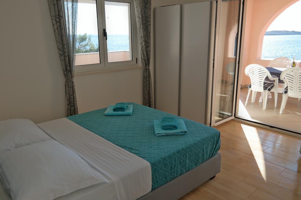 Direkt Am Meer-Apartments Puntaplanka Rogoznica  Exterior foto